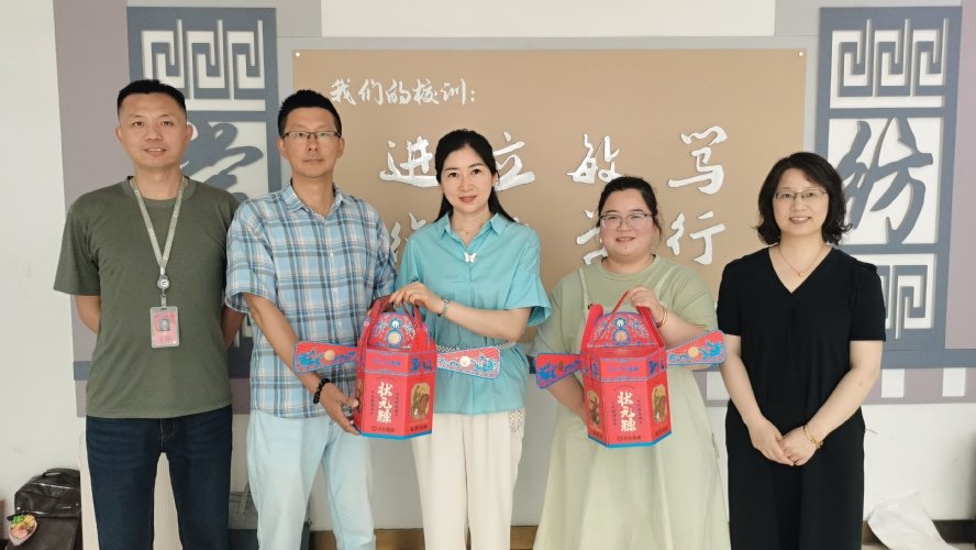 为家中有高考考生的24位教职工送上寓