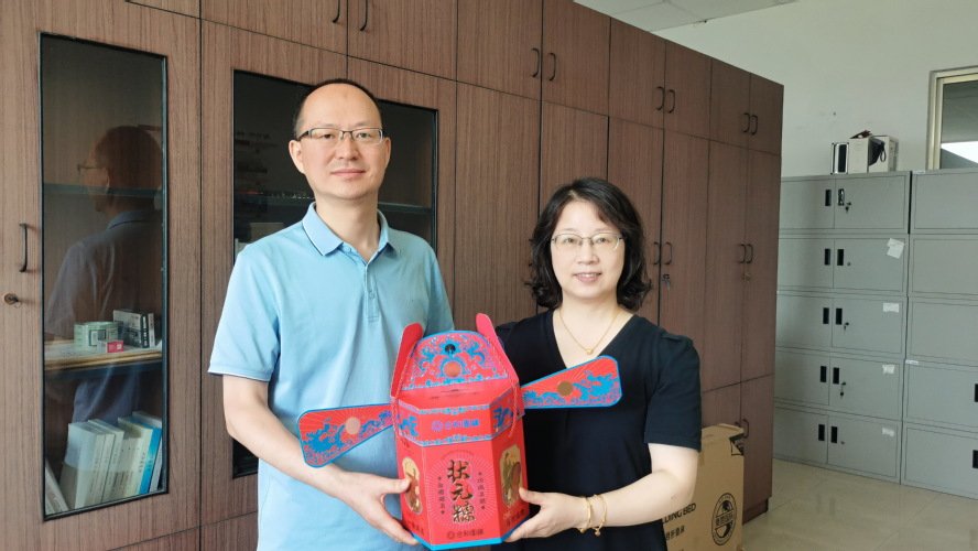 校工会精心组织开展“糕粽寄深情暖心祝