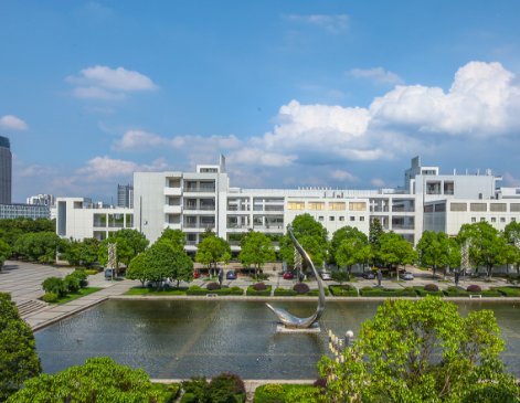 先后涌现了全国劳动模范邓永久